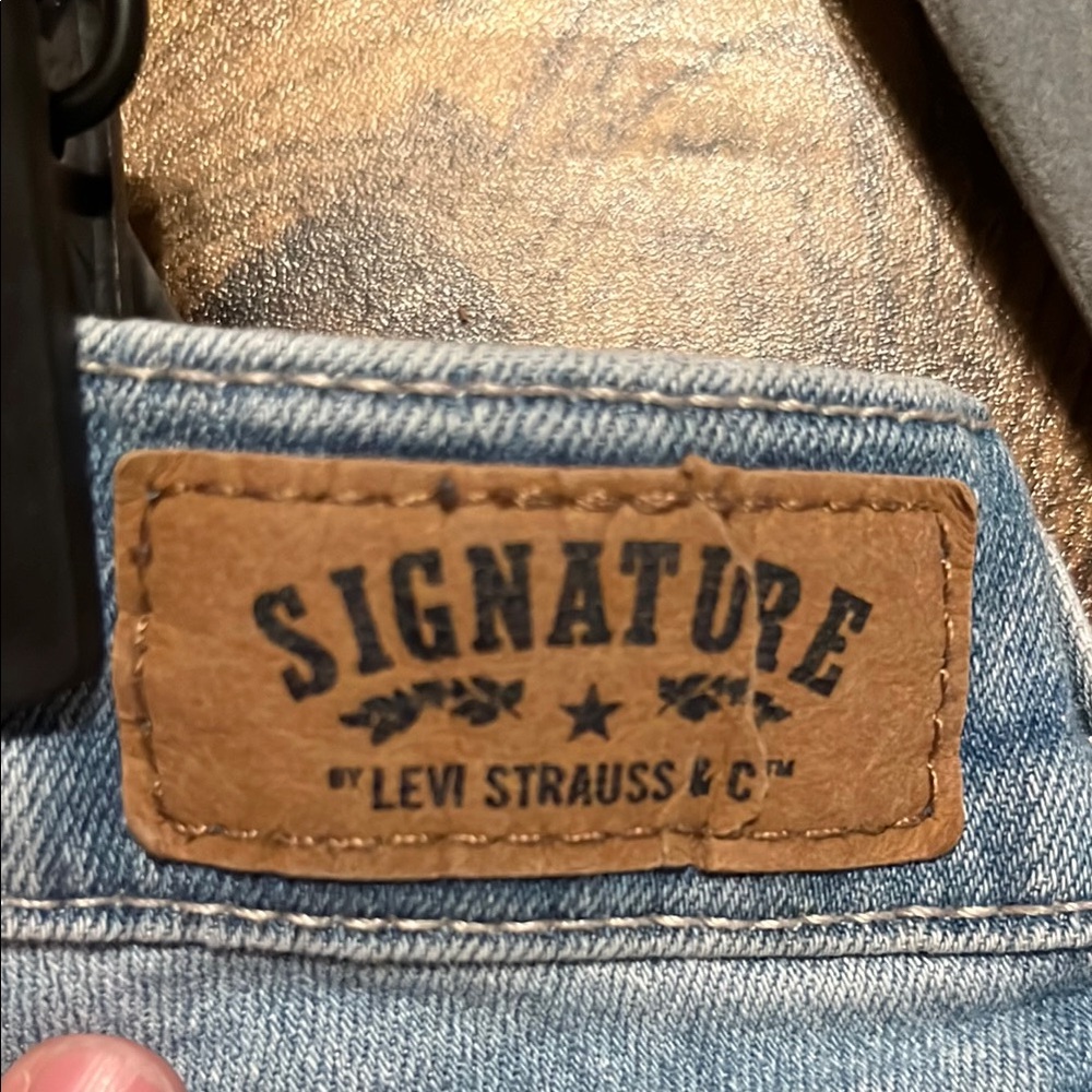 Levi's women’s Faded Blue Straight Jeans - Picture 3 of 6